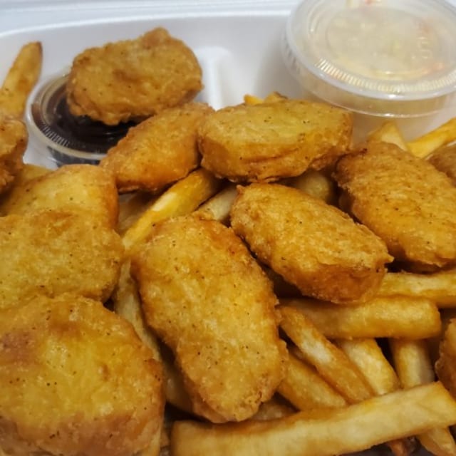 Chicken Nugget Platter (12) & Coleslaw.