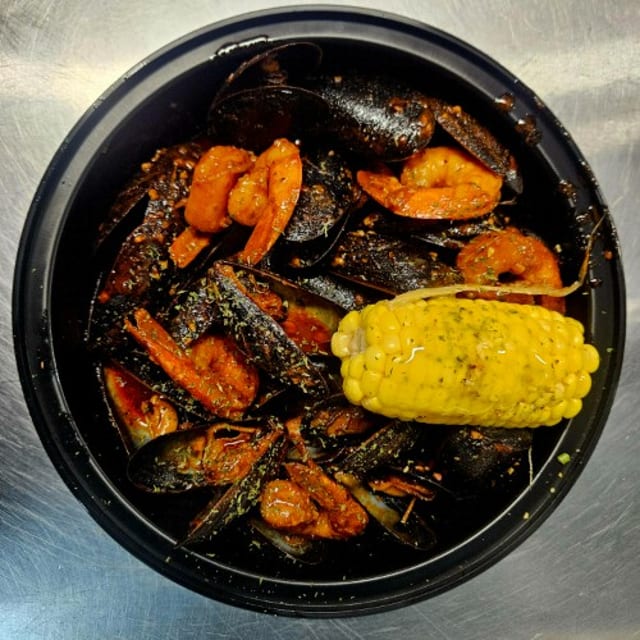 Mussels Supreme with Garlic Bread.